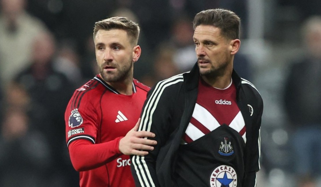 太阳报：纽卡助教丁达尔赛后拿B费球衣找他签名，B费欣然答应